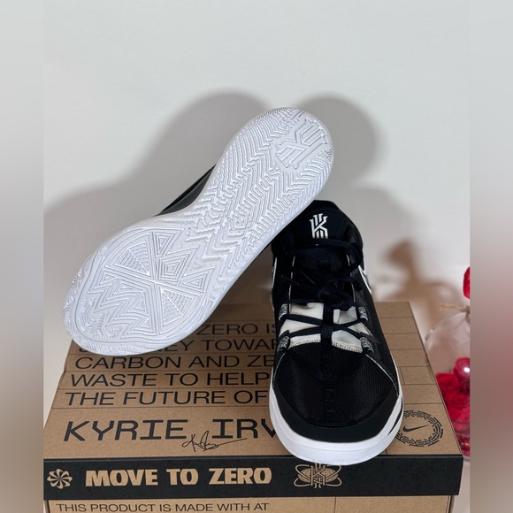 NIB Nike Kyrie Flytrap 6 'Black White' DM1125-001 - Picture 3 of 7